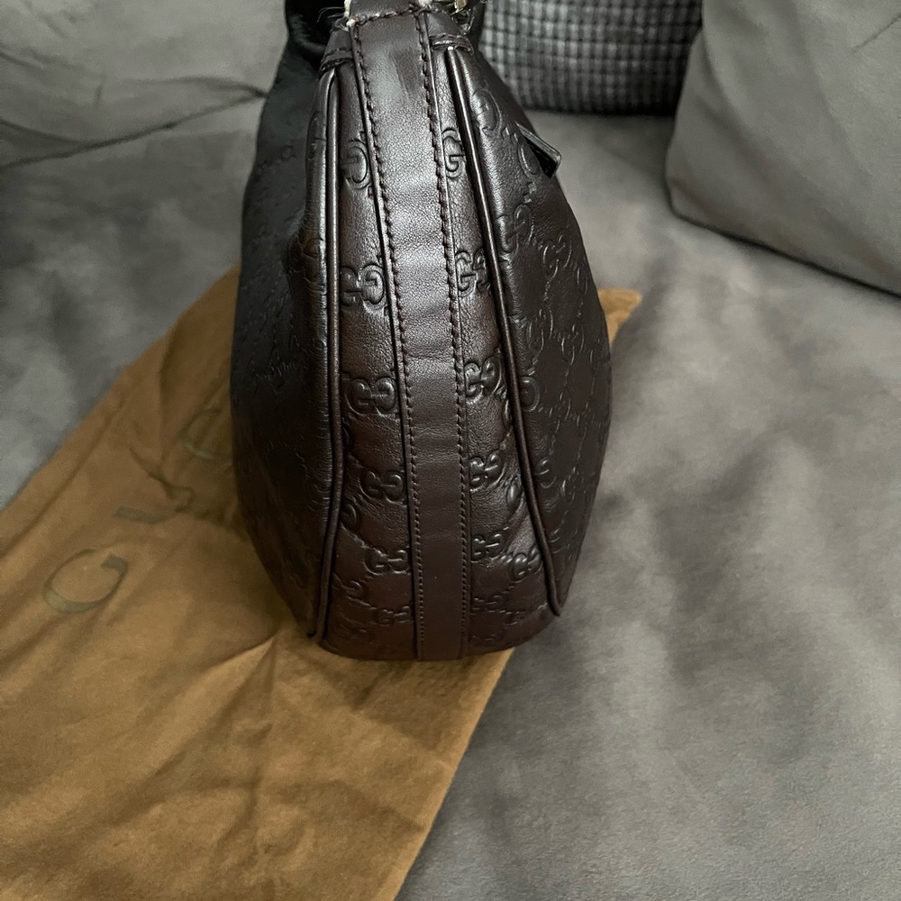 ~ SOLD ~ Gently used GUCCI hobo shoulder bag ~ 👜💃🏽 - Picture 4 of 11